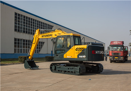 现代R110VS小型挖掘机高清图