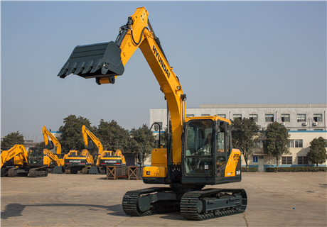 现代R110VS小型挖掘机高清图