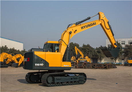 现代R110VS小型挖掘机高清图